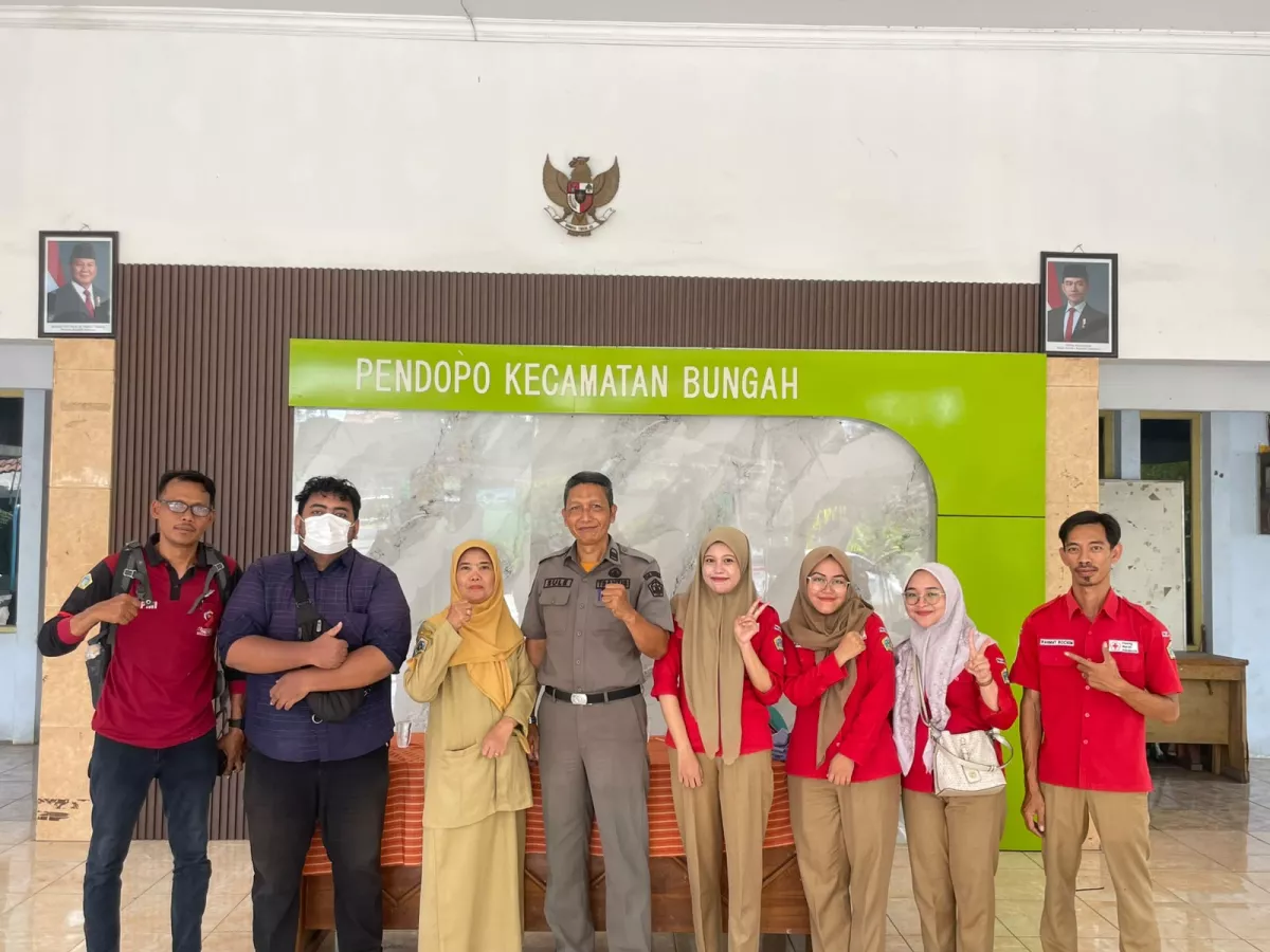 Foto bersama sulaiman, sumini dan para anggota PMI gresik