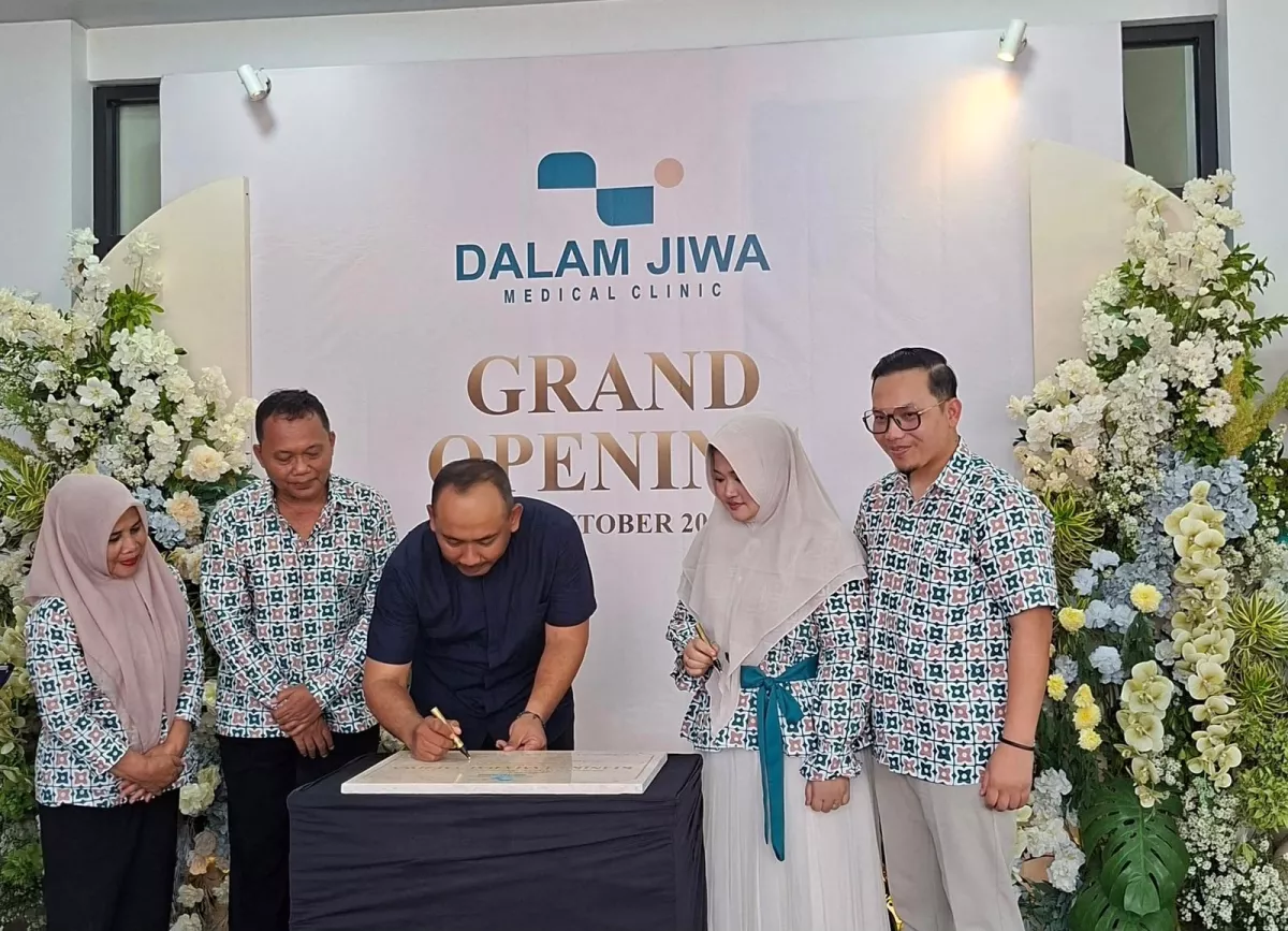 Pembukaan klinik tersebut dihadiri Bupati Ngawi H. Ony Anwar Harsono.