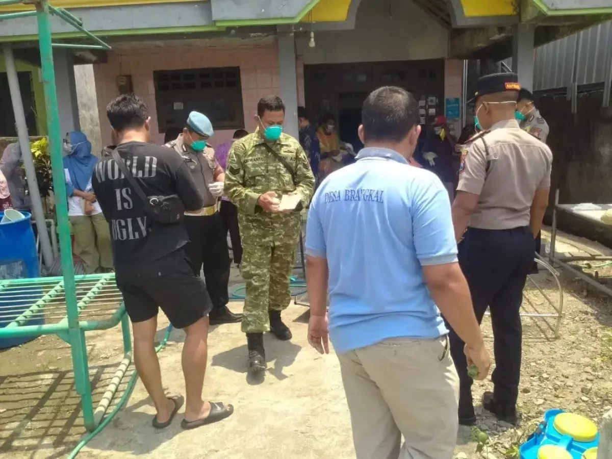 Serka Purwanto bersama aparat dan unsur terkait membantu penanganan penemuan lansia meninggal dunia di Desa Brangkal.