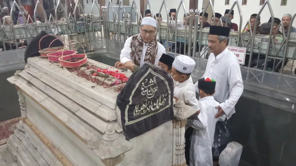 Santri Madin Ahlus Sakinah mengikuti wisata religi ke makam Maulana Malik Ibrahim dan Sunan Giri di Gresik dalam rangka Hari Santri Nasional 2026.