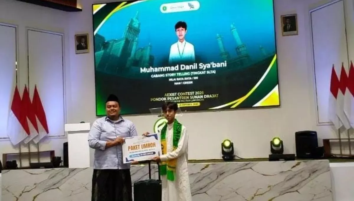 Santri Ponpes Zainal Abidin Bungah Gresik meraih juara pertama lomba storytelling dalam ajang AEXIST Contest 2026 di Lamongan.