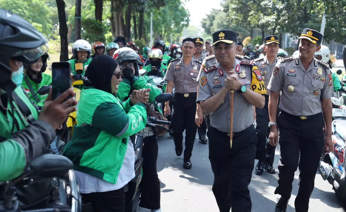 Kapolda Jatim bersama jajaran Polda Jatim berbaur dengan pengemudi ojol dalam kegiatan Jumat Berkah dan penyaluran 600 paket sembako di Mapolda Jatim.