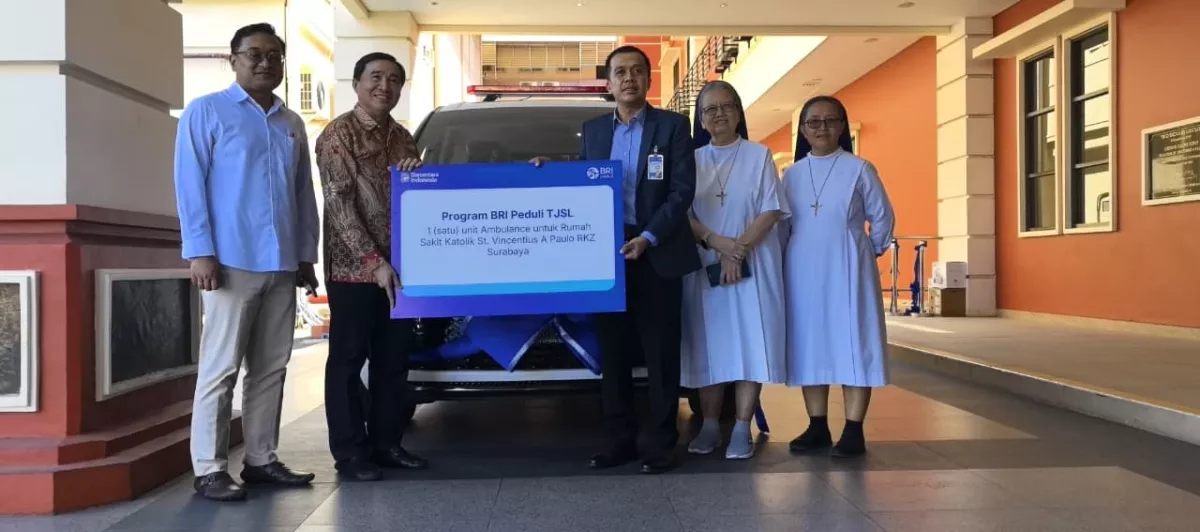 BRI Region 12 Surabaya menyerahkan satu unit mobil ambulans kepada Rumah Sakit Katolik St. Vincentius A Paulo (RKZ) Surabaya