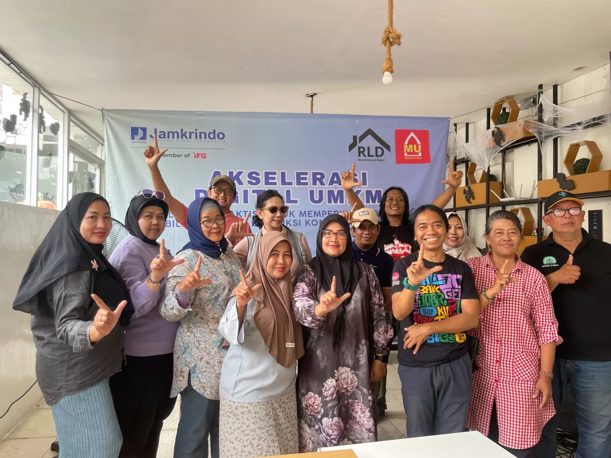 Peserta UMKM mengikuti pelatihan pembuatan konten, branding, dan promosi produk menggunakan perangkat digital di Surabaya.