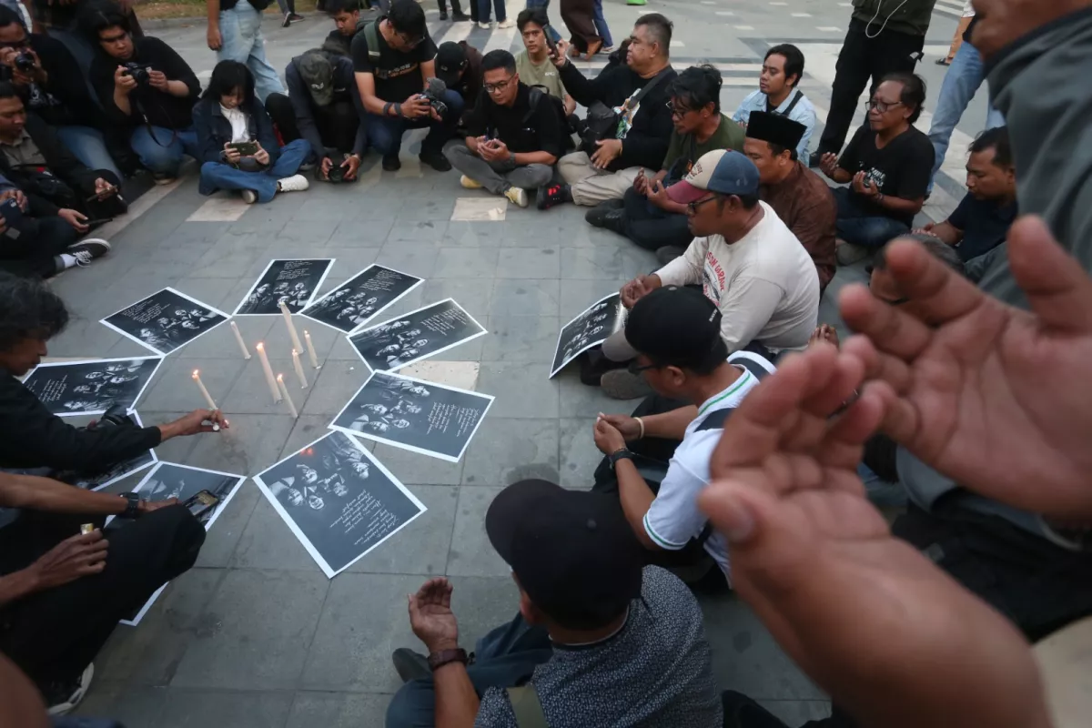 Doa bersama berlangsung di depan Taman Apsari, Surabaya, Jumat (11/9/2026).