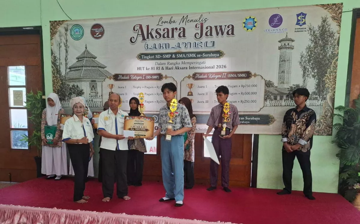 Sebanyak sekitar 120 pelajar tingkat SD, SMP, dan SMA mengikuti lomba menulis aksara Jawa di Masjid Kemayoran, Surabaya, Minggu (6/9/2026).