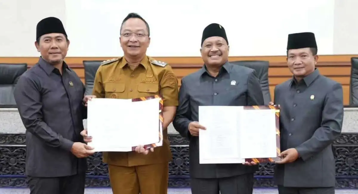 Banggar DPRD Gresik meminta penelaahan hukum atas aduan pemanfaatan lahan untuk dua sekolah dasar negeri.