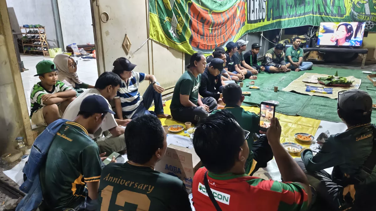 Bonek Green Army memperingati hari jadi ke-17 pada Jumat (9/10/2026) di kediaman Abah Johan, tokoh masyarakat Kapas Madya Barat, Surabaya.