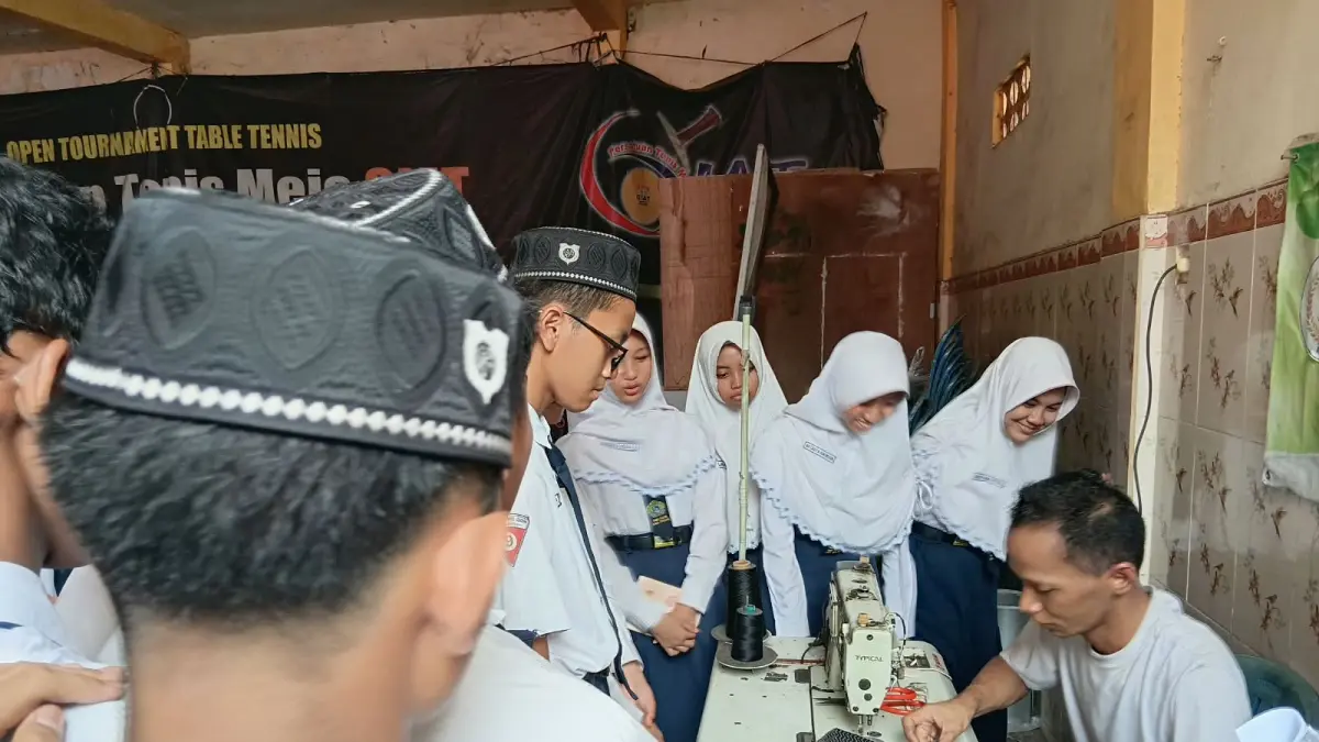 Sejumlah pelajar mengamati proses menjahit dan mengemas songkok di rumah warga dalam kegiatan Eduwisata Kampung Songkok Kemuteran.