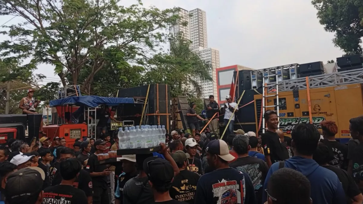 Gerakan Sopir Jawa Timur (GSJT) membubarkan aksi di depan Gedung Pertamina Patra Niaga Regional Jatimbalinus, Jalan Jagir Wonokromo