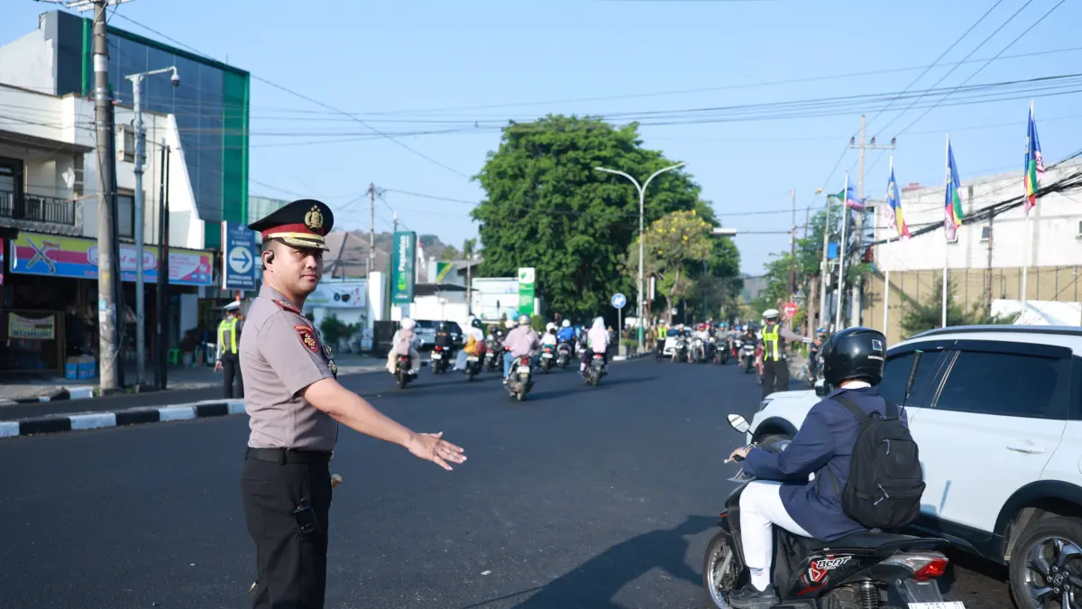 Kapolres Gresik turun langsung melayani pengguna jalan melalui pengaturan lalu lintas pagi.