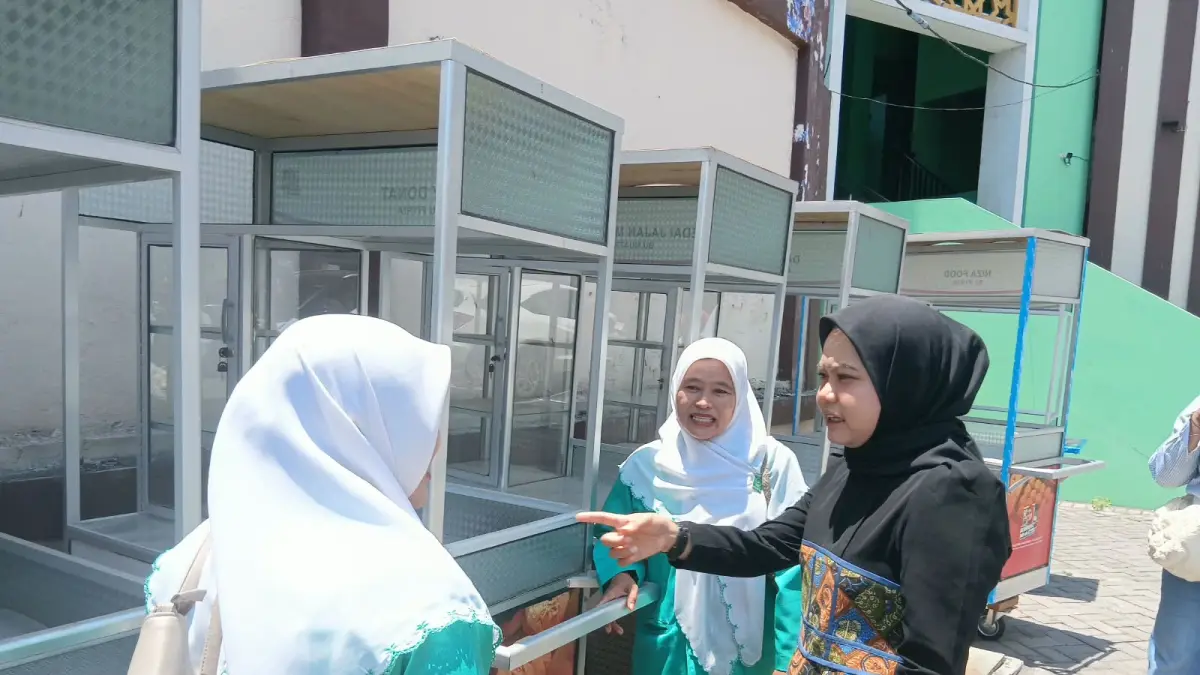 Anggota DPR RI Nila Yani Hardiyanti menyalurkan rombong gratis bagi pelaku UMKM dalam kegiatan bersama PC Fatayat NU Kabupaten Gresik.