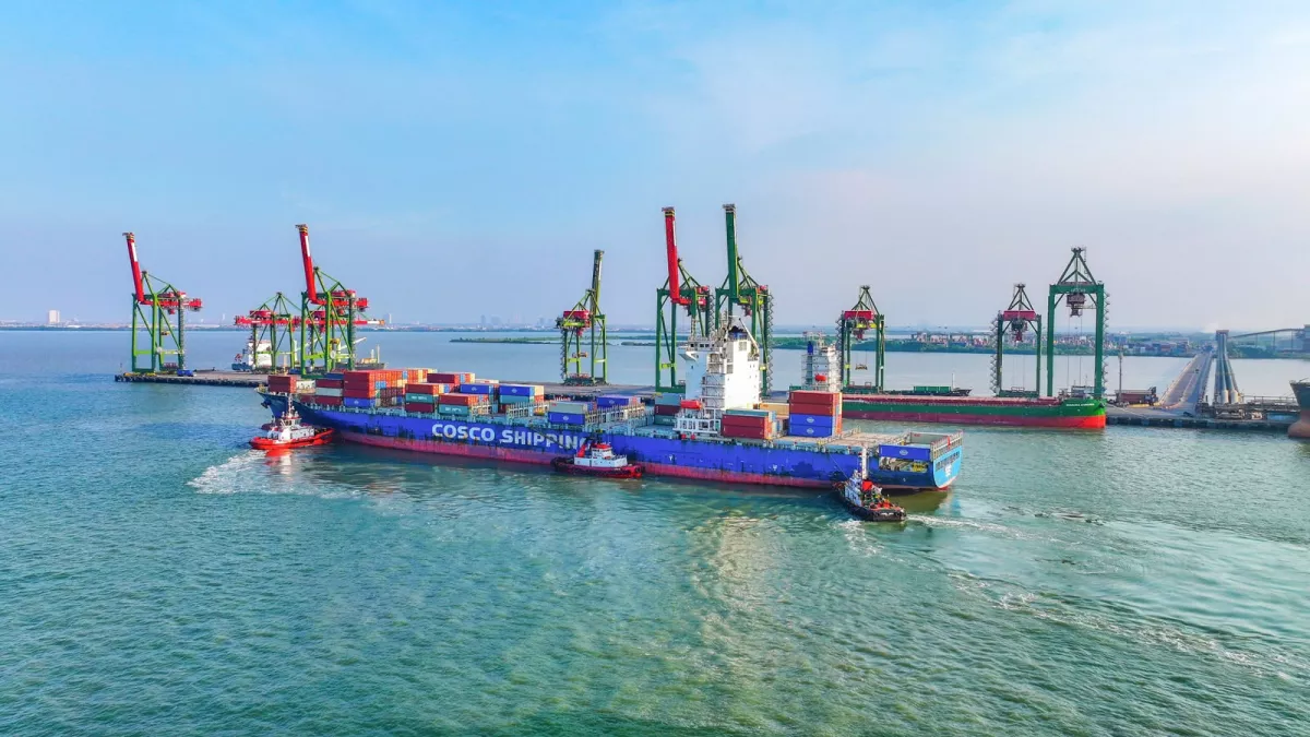 Pelayanan kapal di Terminal Teluk Lamong terus diperkuat melalui berbagai inovasi, termasuk pengelolaan tambatan, digitalisasi, dan optimalisasi operasional terminal.
