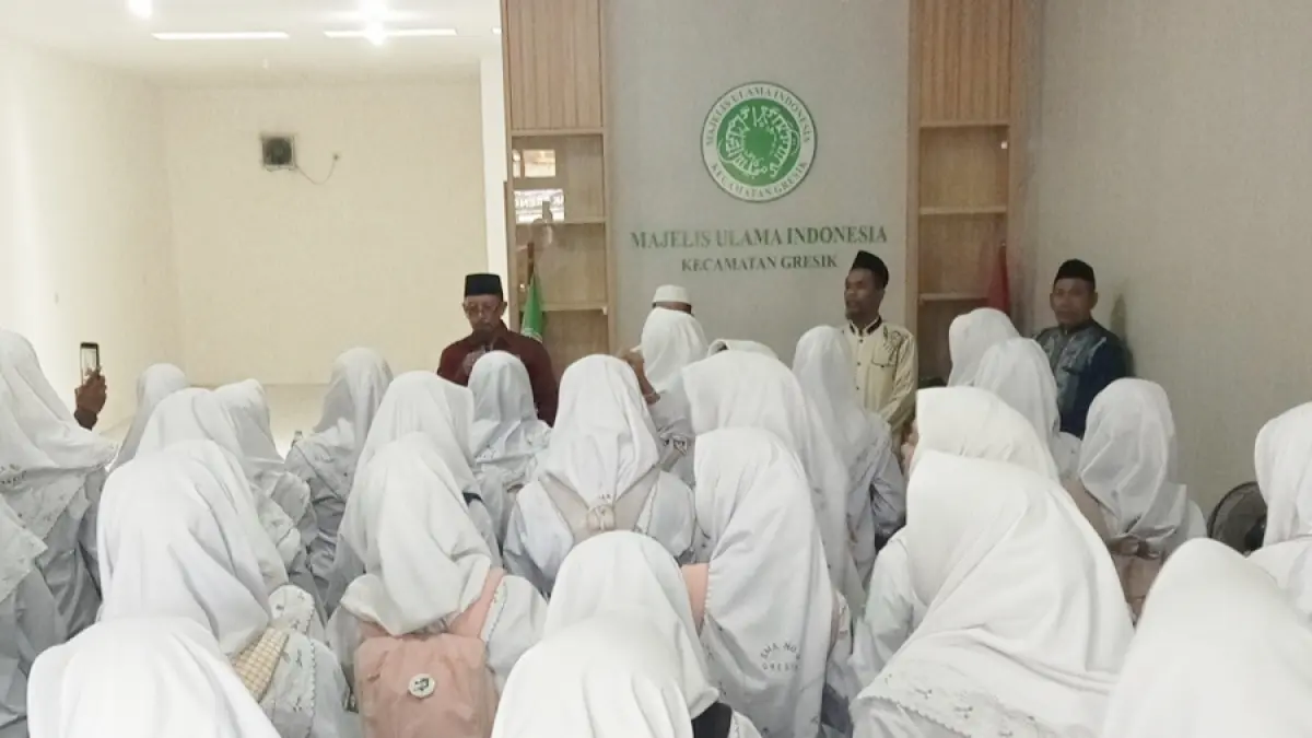 Para siswi SMA NU 2 Gresik mengikuti pemaparan materi dari pengurus MUI Kecamatan Gresik saat kunjungan silaturahmi.