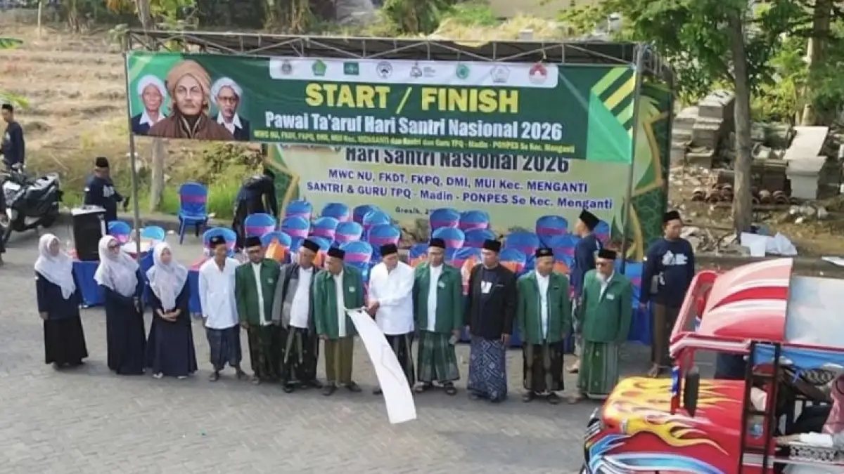 Iring-iringan odong-odong dan mobil pikap hias membawa peserta Pawai Ta’aruf Santri dalam peringatan HSN 2026 di Menganti, Gresik.
